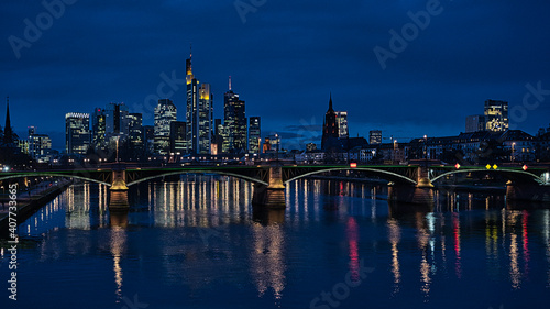 Blauestunde mit Wolken über Frankfurt Skyline 