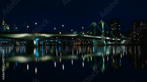 Flößerbrücke bei Nacht vor Skyline