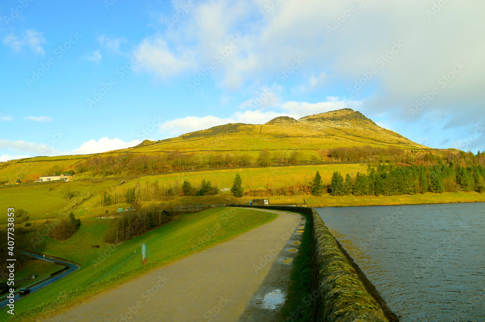 Naklejka premium Dovestone Reservoir in the winter sunshine