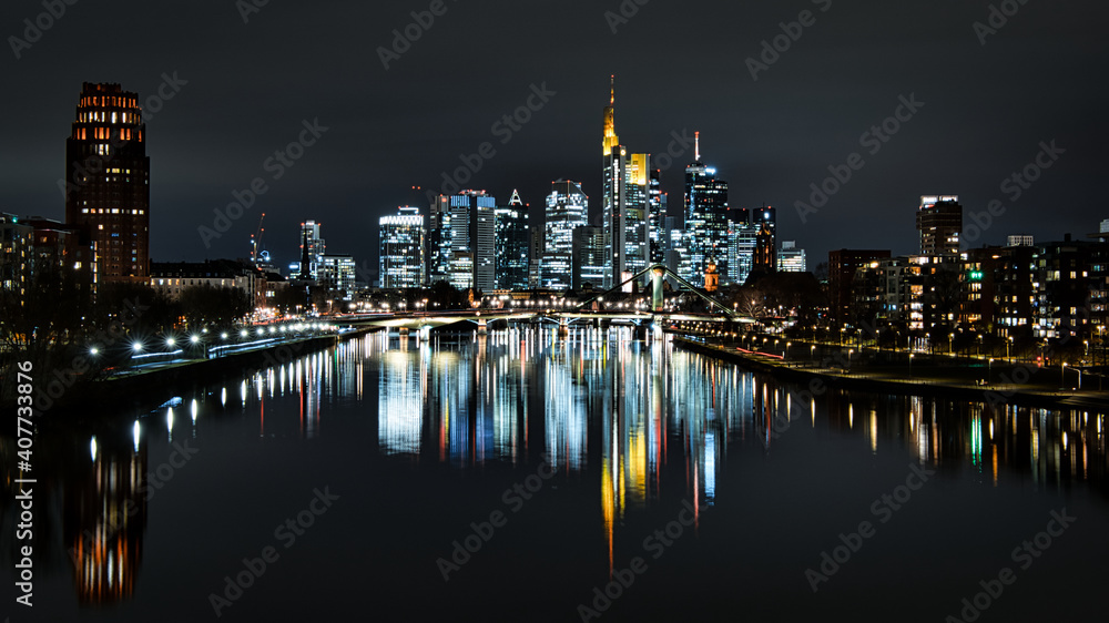 Frankfurt am Main Skyline Nacht Spieglung