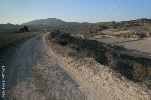 Camino hacia la monta  a. Llanos de Cagit  n  en el interior de Murcia.
