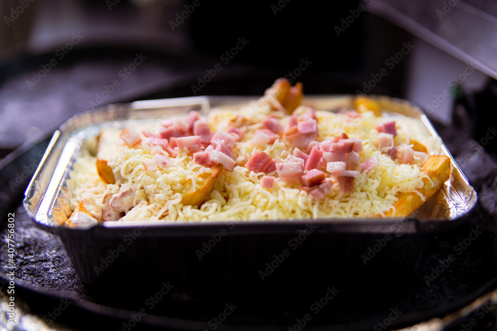 bandeja de patatas fritas con queso y jamón lista para hornear bandeja de patatas fritas con queso y jamón lista para hornear