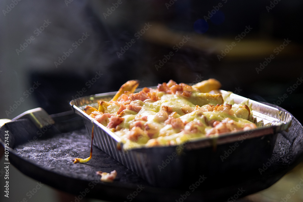 bandeja de patatas con queso fundido y jamón recién salida del horno bandeja de patatas con queso fundido y jamón recién salida del horno
