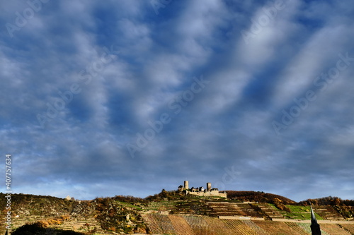 Burg Thurant mit Weinbergen, Himmel und Wolken in Alken an der Mosel