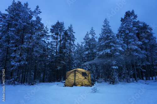 Cuadro en lienzo Illuminated tent on the snow in dark winter forest