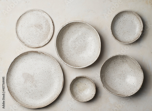 composição de pratos de cerâmica em fundo off white photo