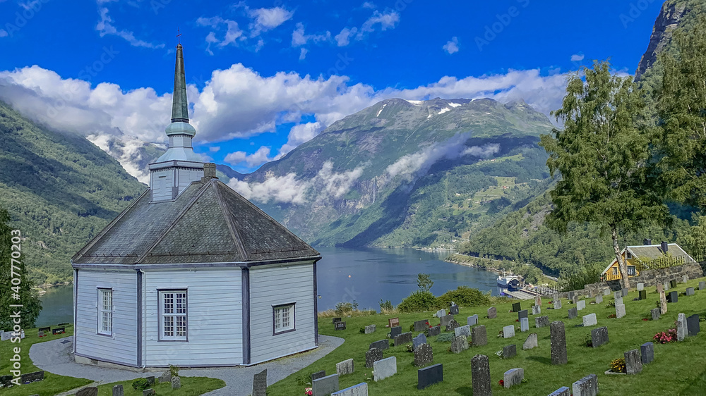 Kirche am Geirangerfjord in Norwegen