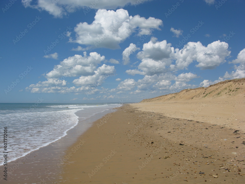 Plage de Vendée avec des nuages qui moutonnent sur l'horizon (vue latérale)