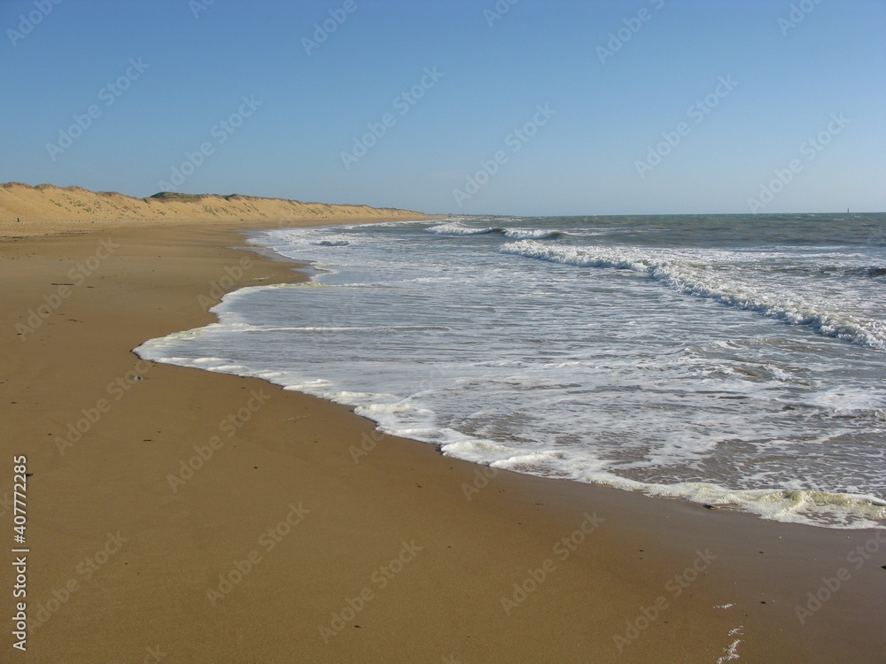 vague et écume sur une plage vendéenne (vue latérale) vague et écume sur une plage vendéenne (vue latérale)