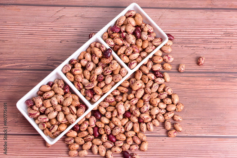 Natural bean grains
Phaseolus vulgaris on dark grain wood background Natural bean grains
Phaseolus vulgaris on dark grain wood background