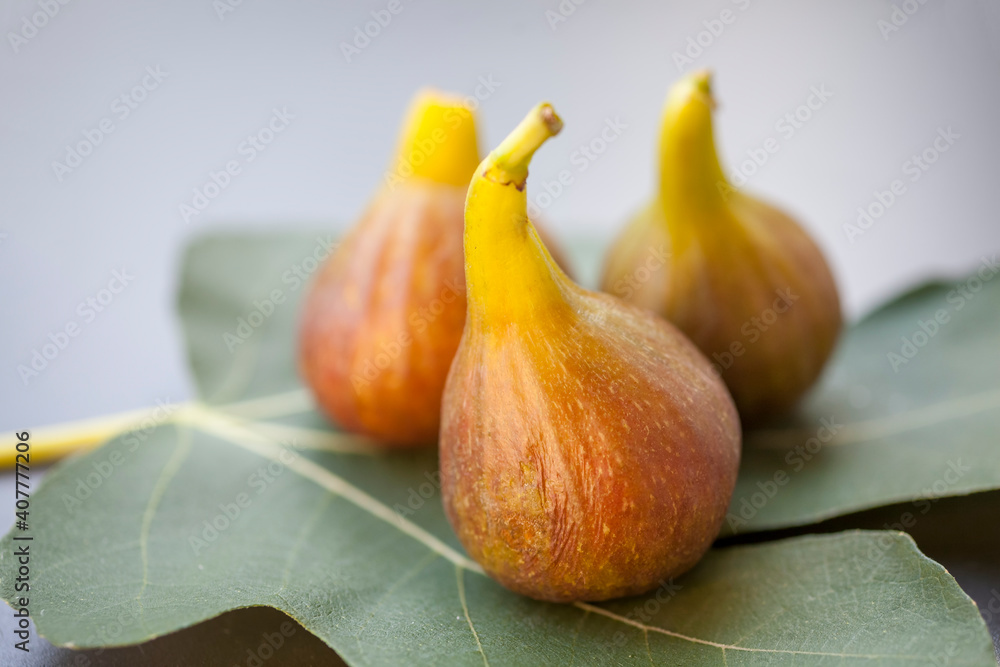 Obraz premium Reife Feigen (Ficus carica) auf Feigenblatt
