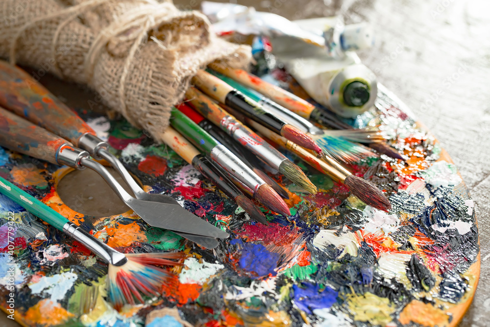 Obraz premium Brushes and paints for painting on an old background.