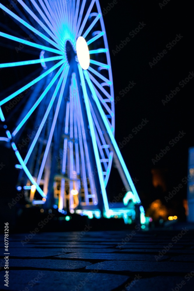 Fototapeta premium Riesenrad am Schokoladenmuseum in Köln in der Nacht