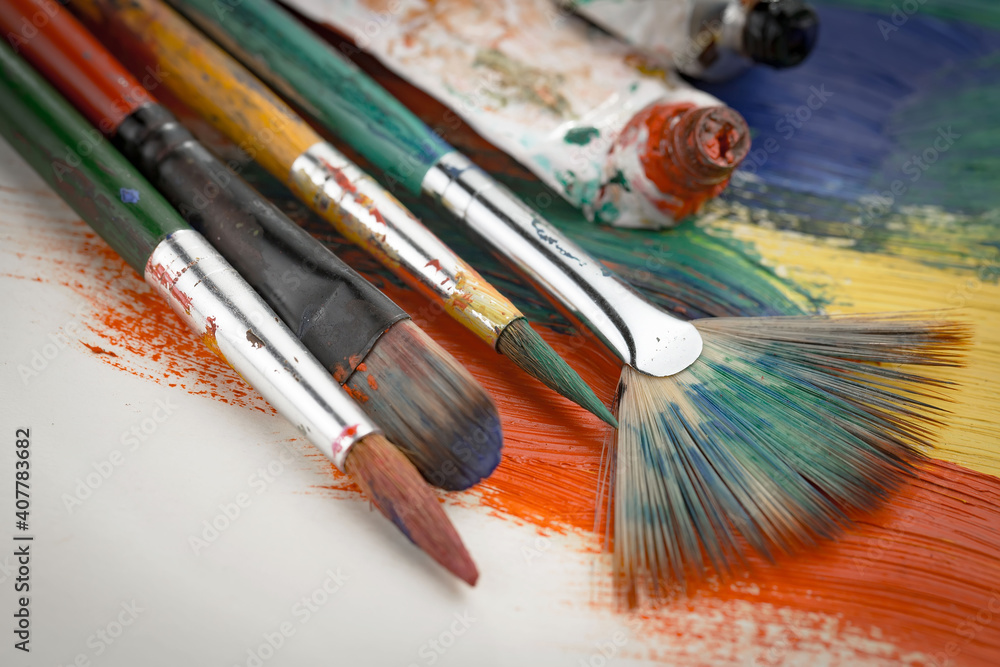 Obraz premium Brushes and paints for painting on an old background.