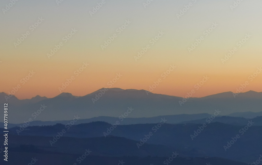 Montagne dell’Appennino in un tramonto azzurro e arancio