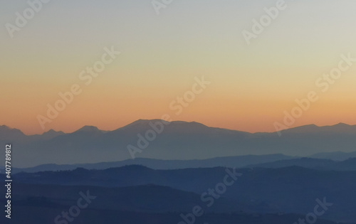 Montagne dell’Appennino in un tramonto azzurro e arancio © GjGj