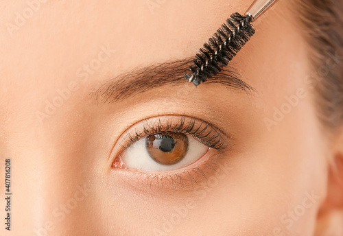 Young woman undergoing eyeb...