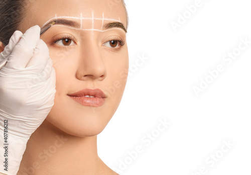 Young woman undergoing eyeb...