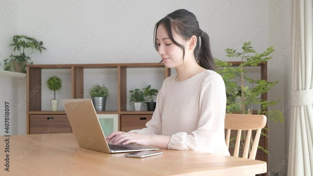 自宅で作業する若いアジア人女性