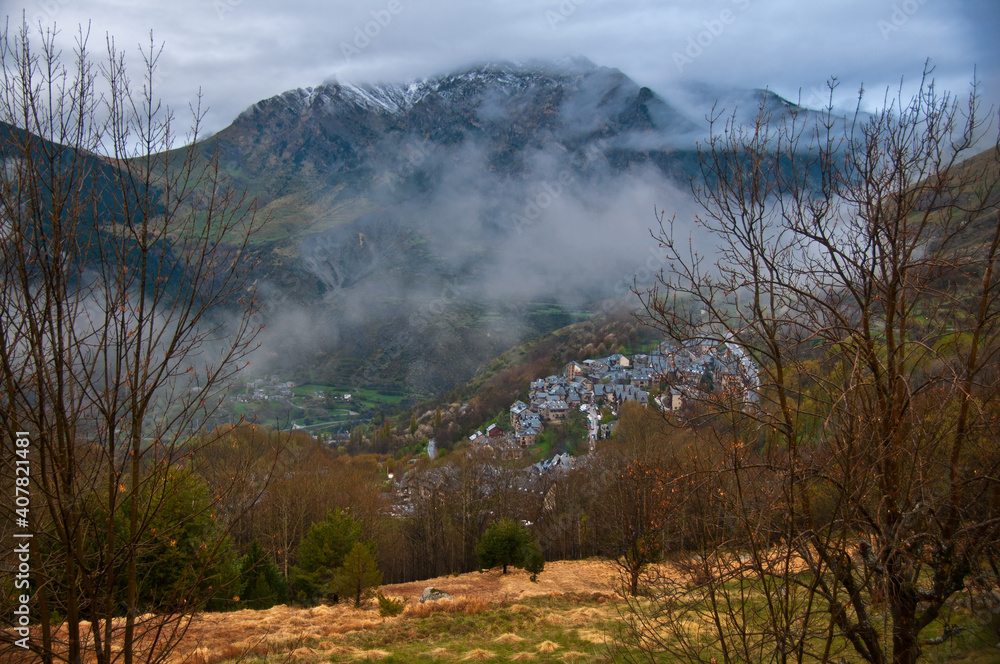 Paisaje Alpino del Pirineo en el valle de Boi. Ruta de senderismo por la montaña Paisaje Alpino del Pirineo en el valle de Boi. Ruta de senderismo por la montaña
