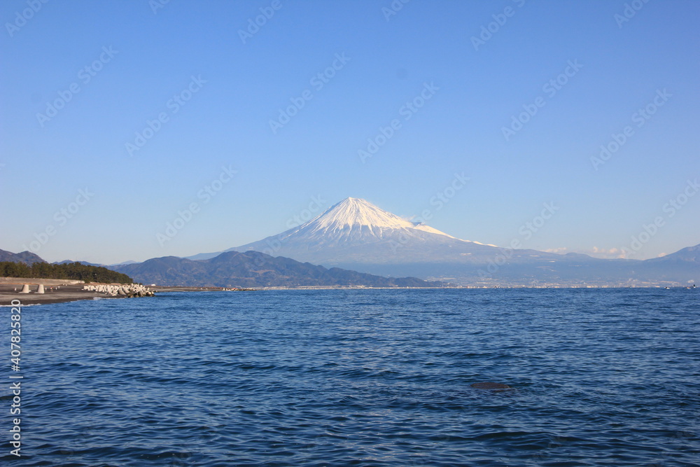 1月の三保の松原、海と富士山を望む絶景