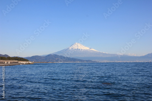 1月の三保の松原、海と富士山を望む絶景