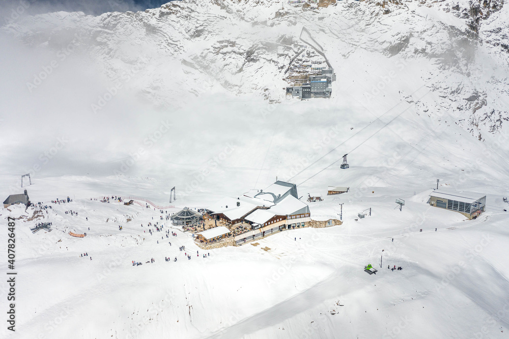 Obraz premium Aerial droe shot of Sonnalpin station restaurant in heavy snow below Zugspitze Top of Germany