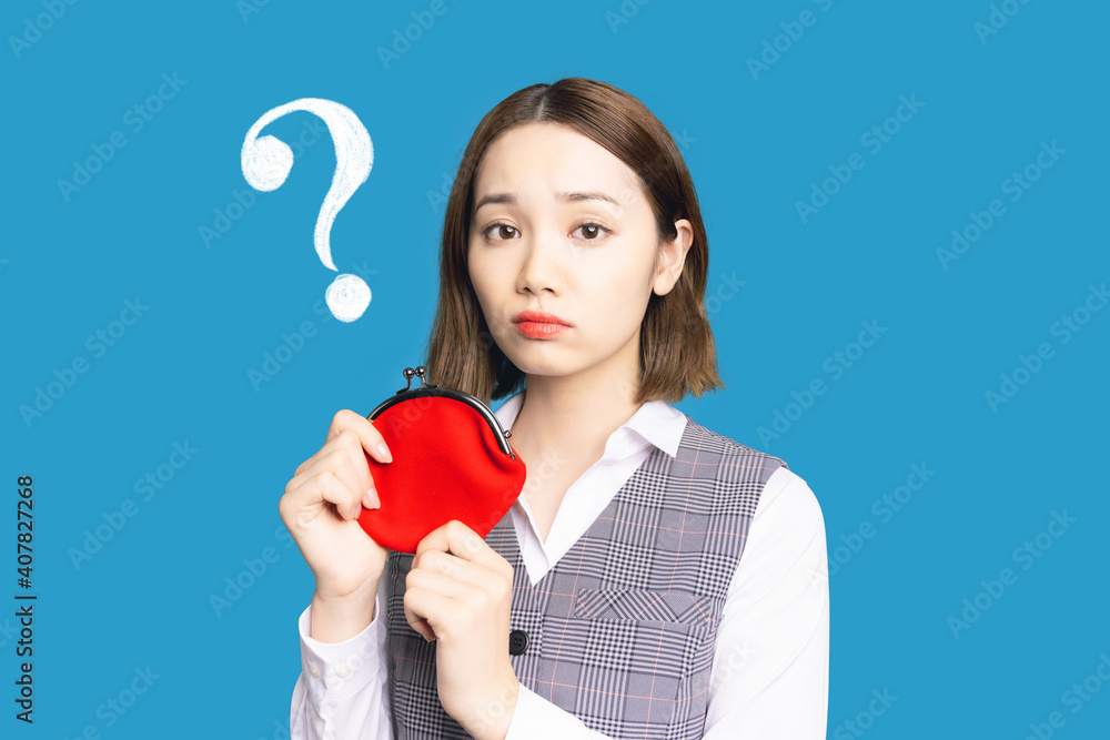 財布を持って悩む女性