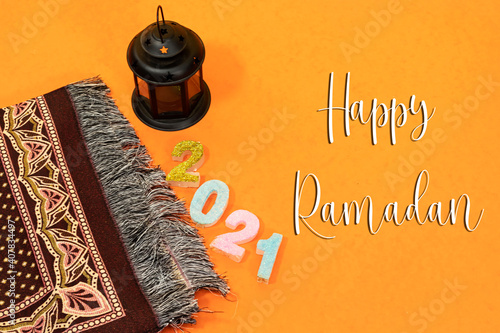 Foto Ornamental Arabic lantern with burning candle glowing and prayer mat