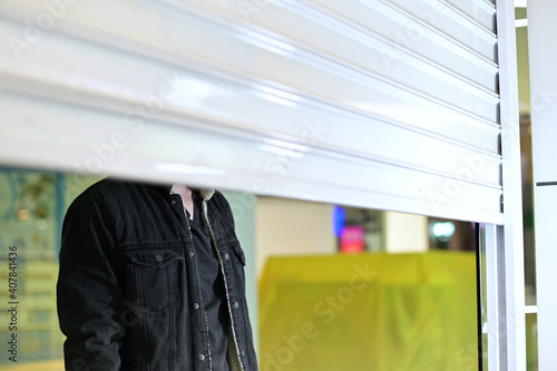 Foto seller or store owner closes or open the store at the end of the working day