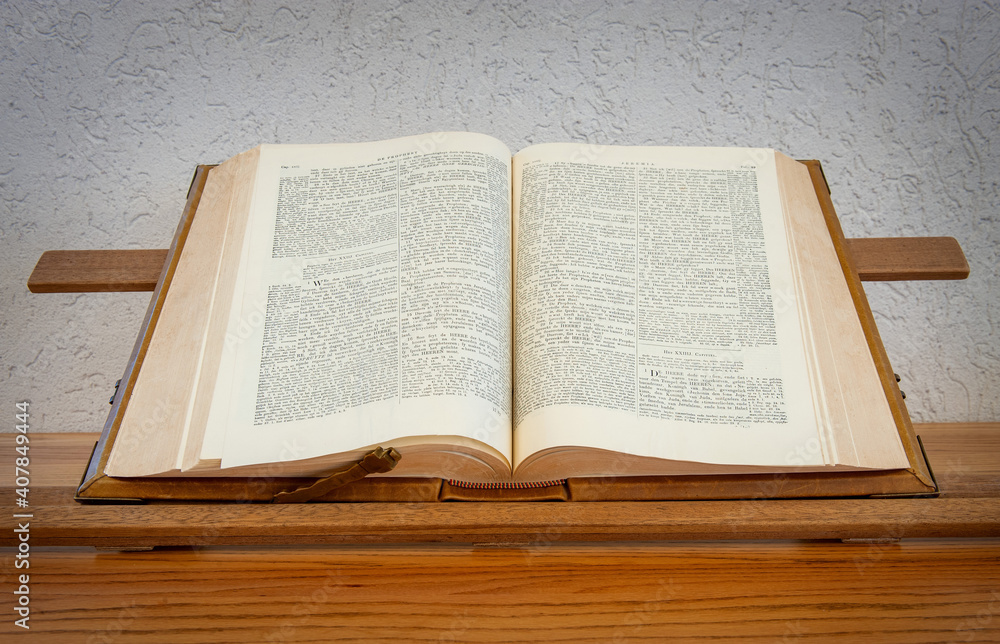 Obraz premium Bible on table