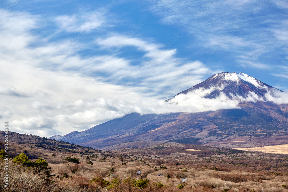 冬、12月としては冠雪が少ない富士山を山中湖パノラマ台付近から望む（雲多め） 山梨県山中湖村