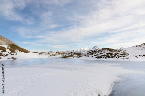 Wallpaper Mural Panorama du Massif du Mont Blanc depuis le Lac de Peyre gelé, en Haute-Savoie, dans les Alpes Torontodigital.ca