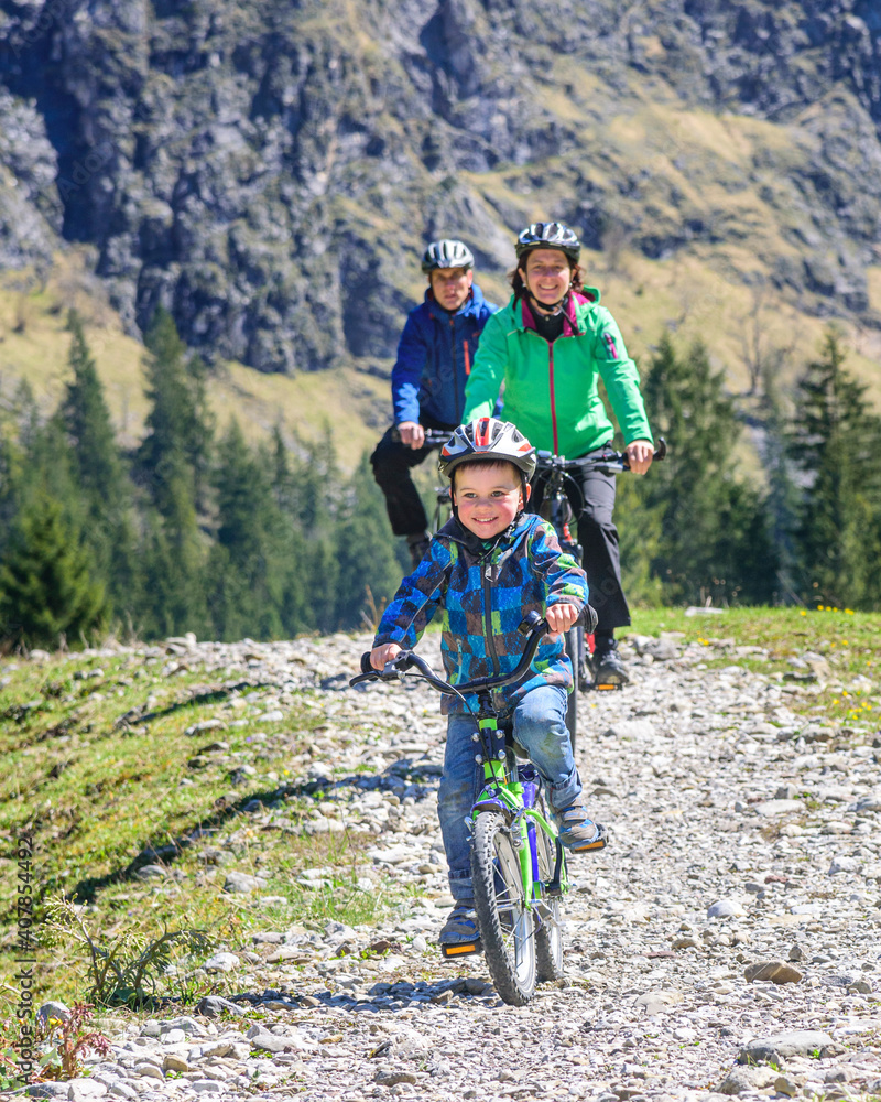 fröhliche Familienradtour über Stock und Stein