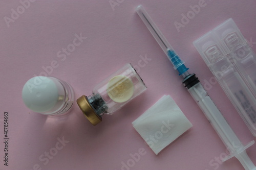 The dry vaccine is in a vial, a diluent and a syringe for injection.