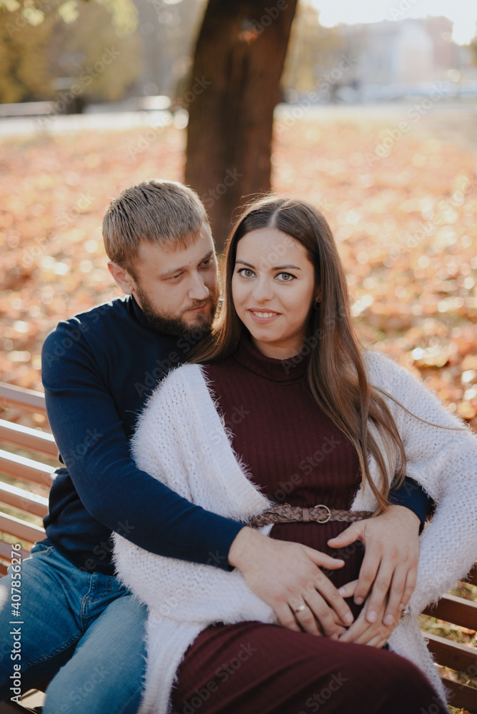 Fototapeta premium Young adult couple in love in autumn Park