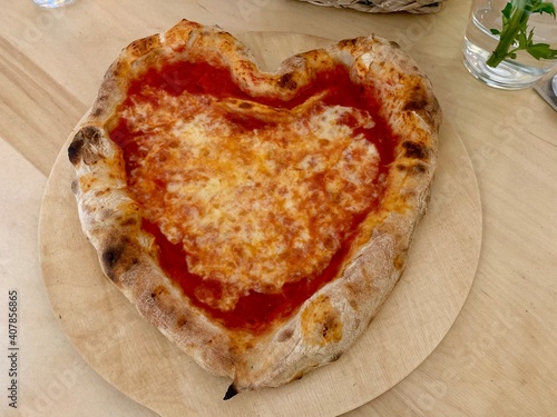 Valentinstag Pizza in Herzform Essen photo