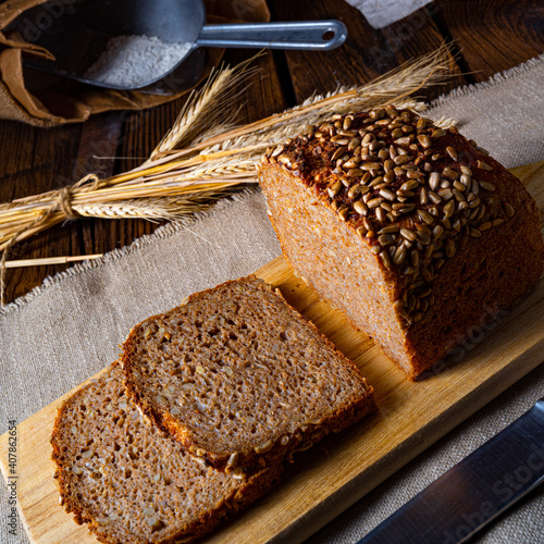 Moist wholemeal bread, crushed or ground whole grain