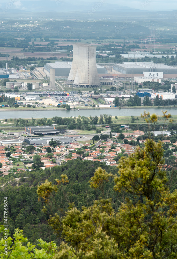Centrale nucléaire du Tricastin depuis Saint-Restitut, France