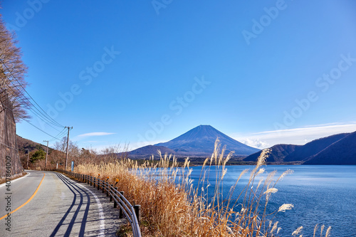 冬の12月に冠雪していない富士山を本栖湖の国道300号沿いから望む 山梨県身延町