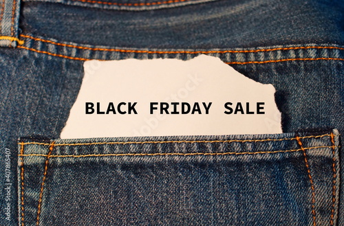 Black friday sale auf weißem Zettel in der Tasche einer Jeans.