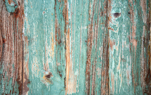 Tablón de madera con vetas verticales pintado de azul y marrón deteriorado por el paso del tiempo. © SOLSONA ALEIXANDRE