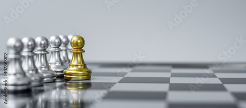Quadro em tela Gold Chess Pawn figure Stand out from the crowd on Chessboard background
