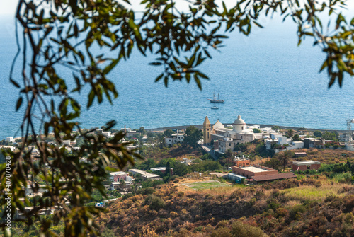 Bild auf Leinwand Aufstieg zum aktiven Vulkan Stromboli - Ausblick auf Stromboli-Ort