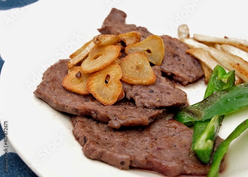 牛薄切り肉のステーキ