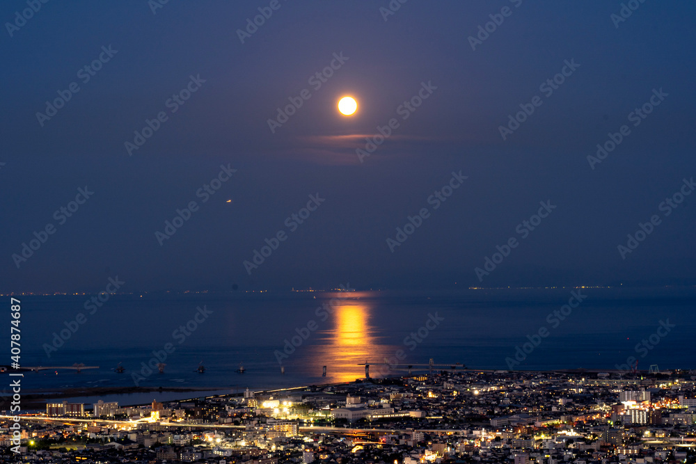 Obraz premium 徳島の夜景と満月