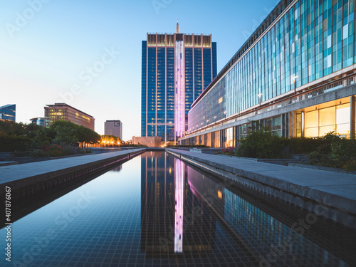 Fototapeta Naklejka Na Ścianę i Meble -  Reflet de la tour des finances à Bruxelles