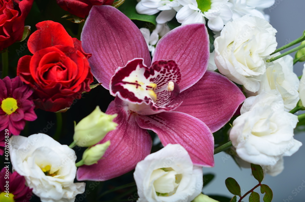 Obraz premium fresh flowers in paper boxes