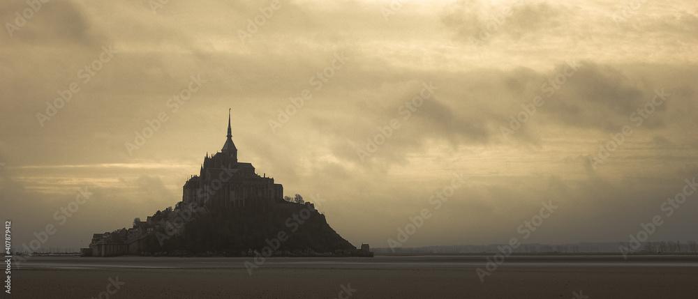 Bannière de la silhouette en contre-jour du Mont Saint-Michel depuis la baie à marée basse