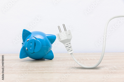 Sparschwein mit Stromstecker und Stromkabel